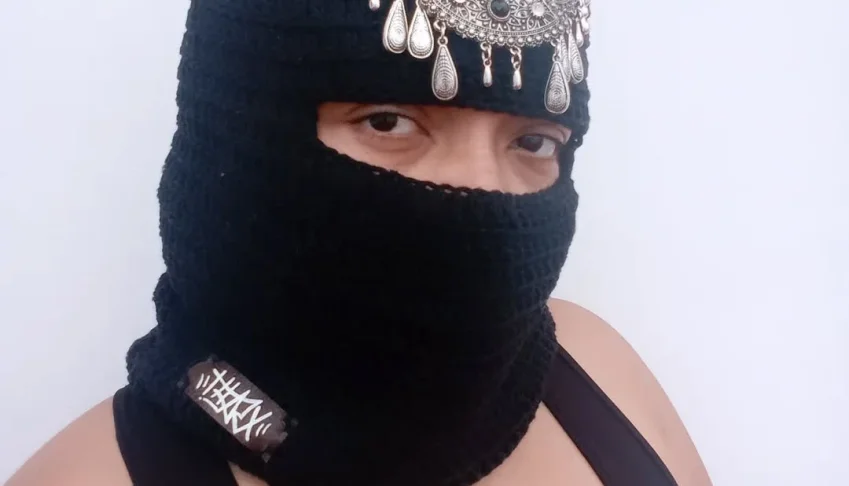 Balaclava Cléo preta em crochê com adorno
