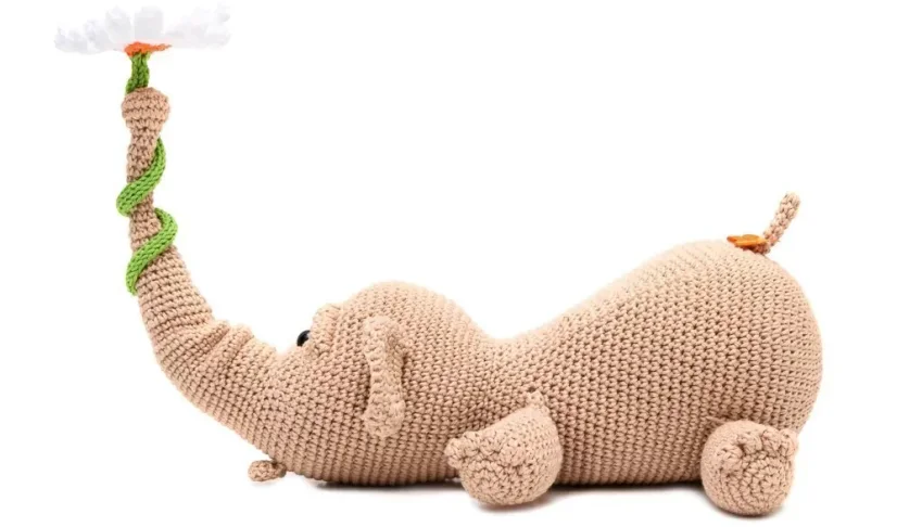 Elefante com Margarida em Amigurumi