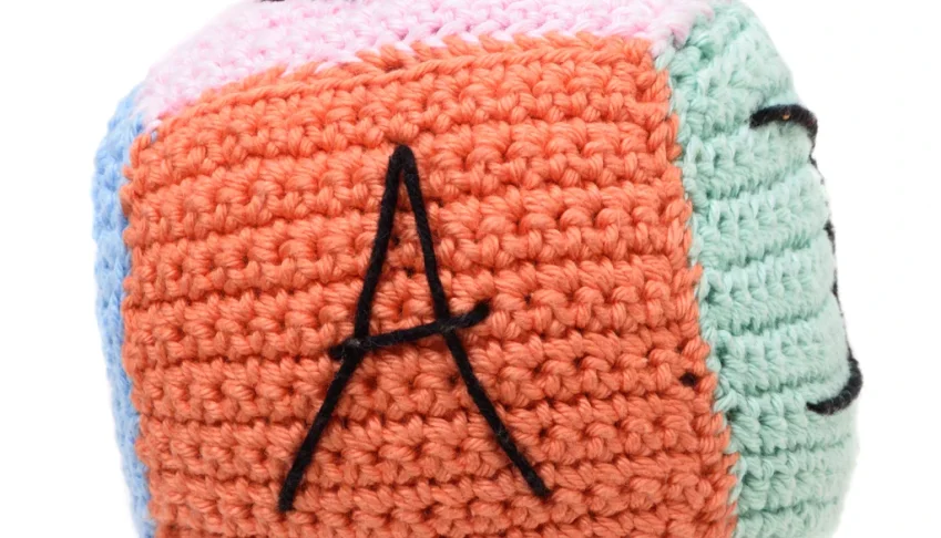 Cubo do Alfabeto em Amigurumi com Guizo
