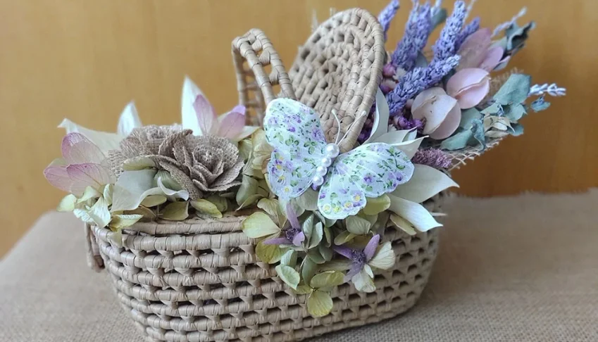 Mini Cesta picnic decorada com buque de lavanda