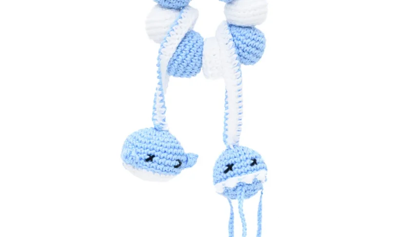 Chocalho Amigurumi com Bolinhas Azuis, Baleia e Água-viva