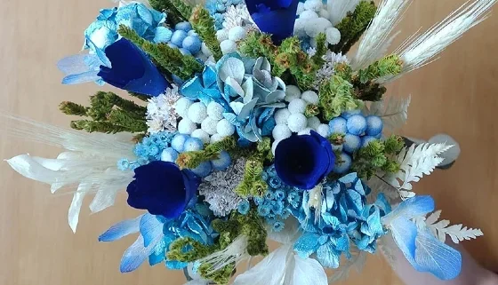 Buque com flores desidratadas em tons de azul