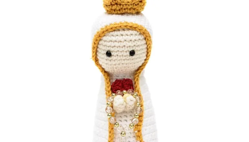 Nossa Senhora de Fátima em amigurumi