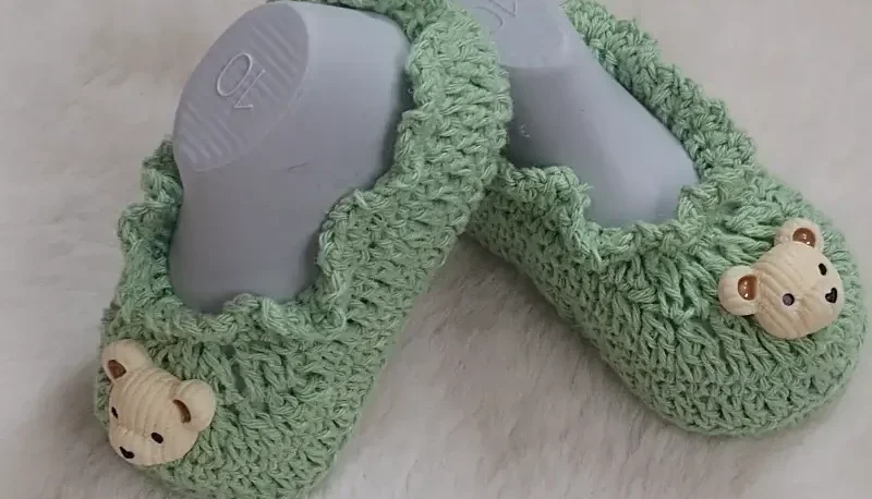 Sapatinho Verde de Crochê com Aplique