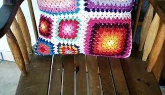 Capa de Almofada Dupla Face Multicolorida em Crochê