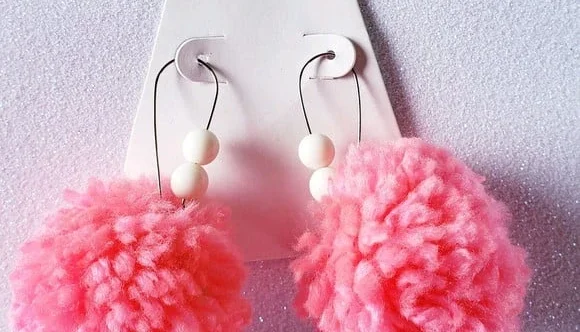 Brinco Pompom Neon
