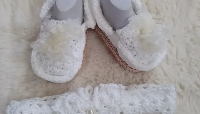 Kit Mocassim e Faixa Branca de Crochê para Bebê