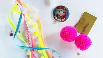 Kit Tiara e Brincos Pompom