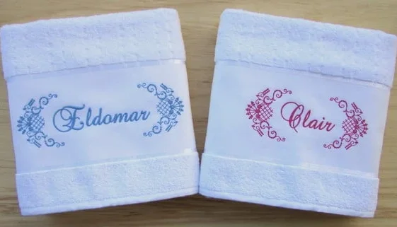 Kit com 2 Toalhas de Banho Ele e Ela Personalizadas