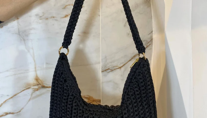 Bolsa Hobo Bag Mini Preta em Crochê