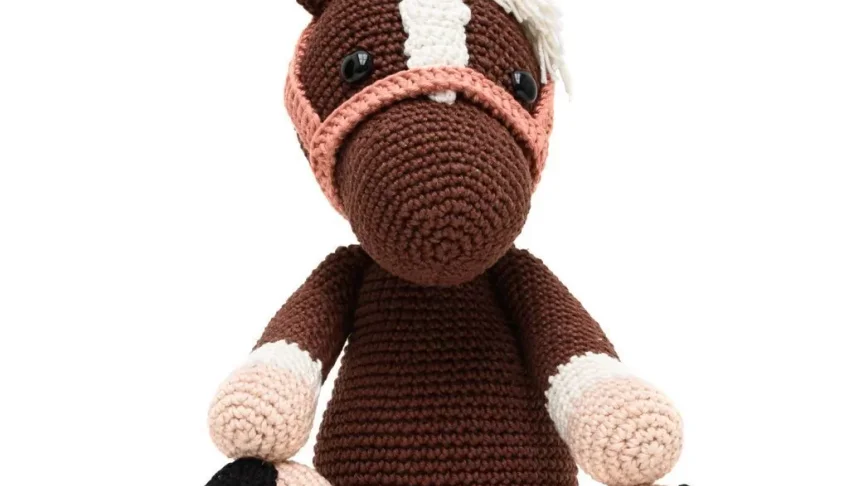 Cavalo tordilho marrom em amigurumi
