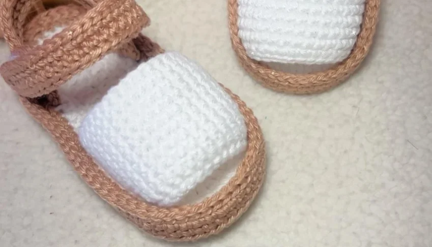 Sandalinha Moleca de Crochê Marrom e Branco