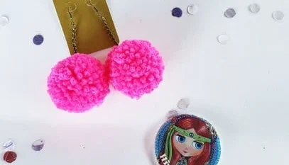Brinco Pompom Pink Neon