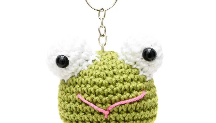 Chaveiro Cabeça de Sapo em Amigurumi
