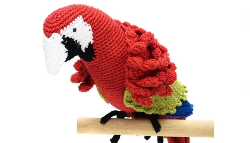 Arara vermelha e verde em amigurumi