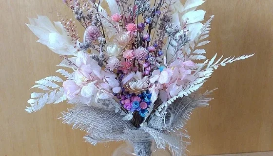 Buque com flores desidratadas no vaso