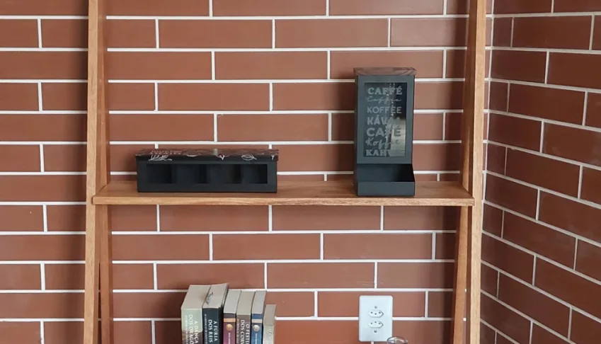 Estante escada em cedrinho para vasos e livros