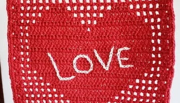 Banner / Enfeite de Parede Love em Crochê