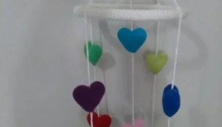 Mobile de Corações em Crochê 3D
