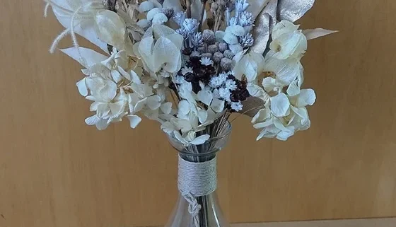Buque com flores desidratadas com vaso