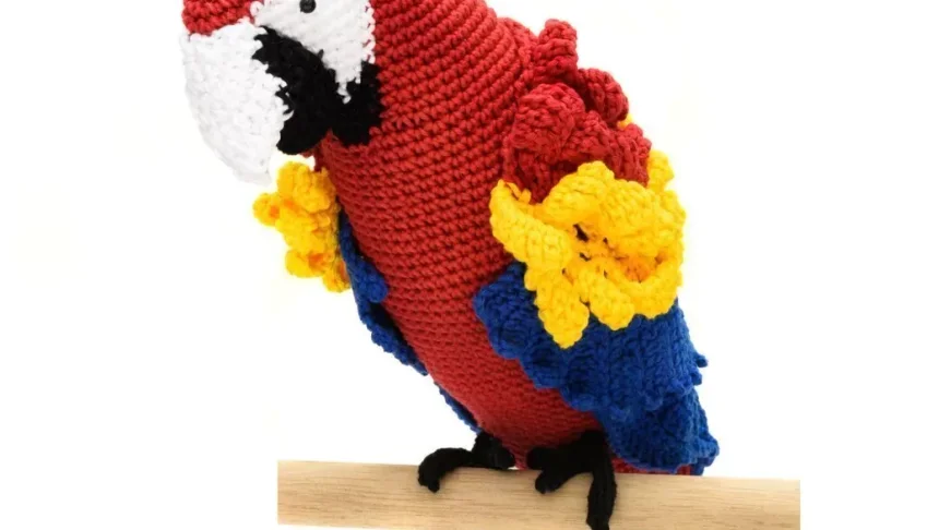 Arara vermelha e amarela em amigurumi