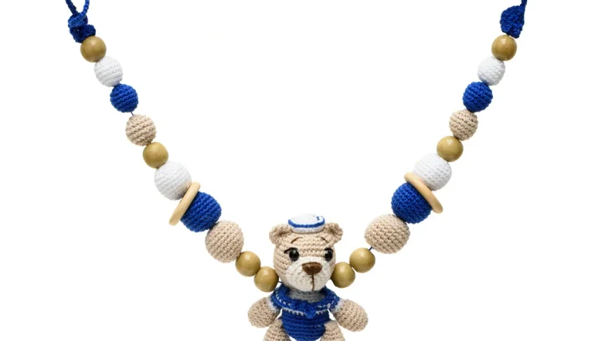 Brinquedo para berço urso marinheiro em amigurumi