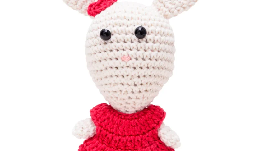 Coelha de vestido rosa pink em amigurumi