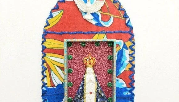 Capelinha de Chita Bordada "N. S. Aparecida"