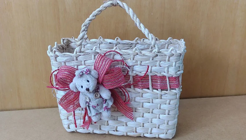 Sacolinha de palha com ursinha de vestido florido