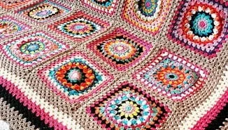 Manta Quadrada Multicolorida em Crochê