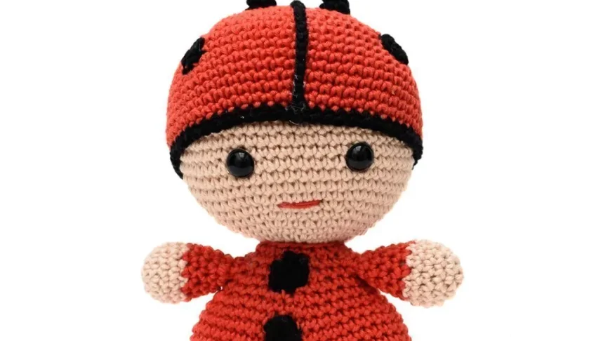Bebê Joaninha em amigurumi