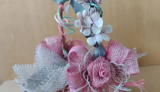 Cesta de Florista decorada com laços e flor de juta