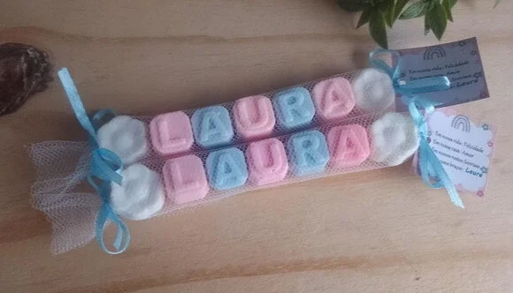 Sabonete Nome 5 Letras com 2 Flores no Tule.
