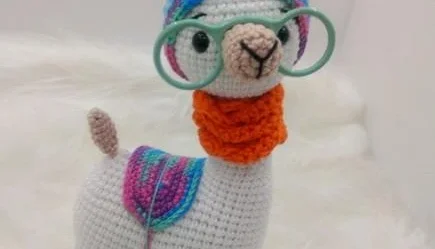 Amigurumi Lhama em Crochê com cachecol em tricô