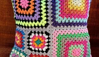Capa de Almofada Dupla Face em Crochê Multicolorida