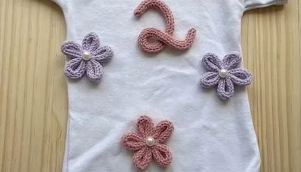 Body Mêsversário com Flores ou Laços de Tricotin