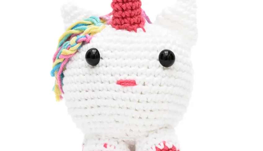 Unicórnio Bola Rosa Escuro em Amigurumi