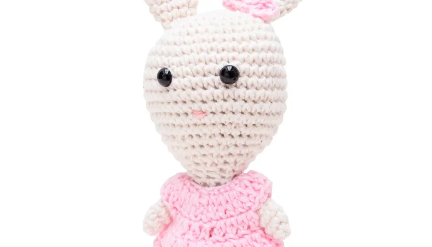 Coelha de vestido rosa claro em amigurumi