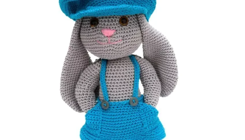 Coelho de boné Tobias em amigurumi