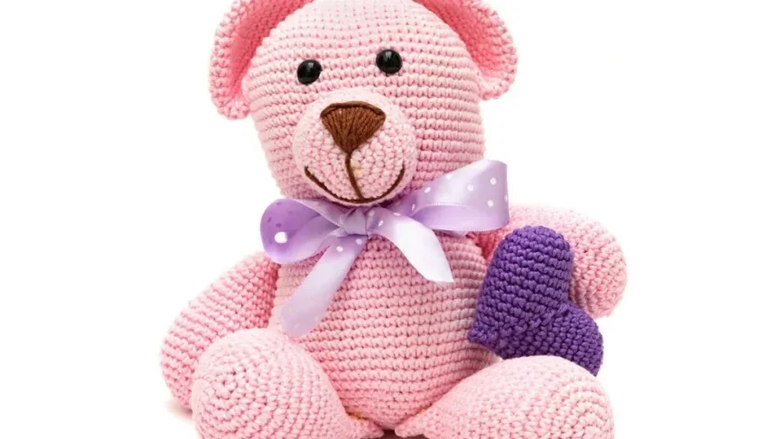 Urso Rosa com Coração Roxo em Amigurumi