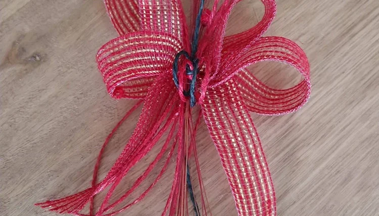 Laço P de Juta Vermelho com Flores Secas