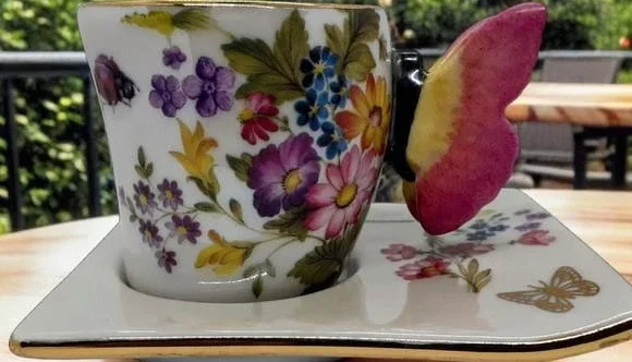Xícara de Porcelana com Pires - Borboleta e Ouro