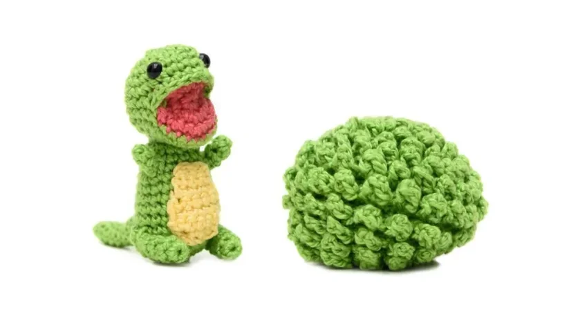 Ovo com filhote de dinossauro verde em amigurumi