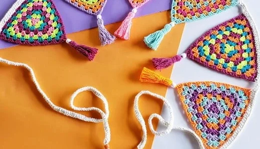 Varal de Bandeirinhas Neon em Crochê