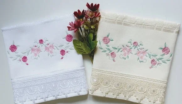 Kit com 2 Toalhas de Lavabo com Guipir