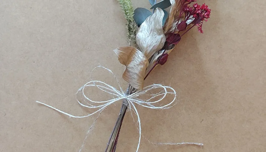 Ramo de flores com toque de dourado