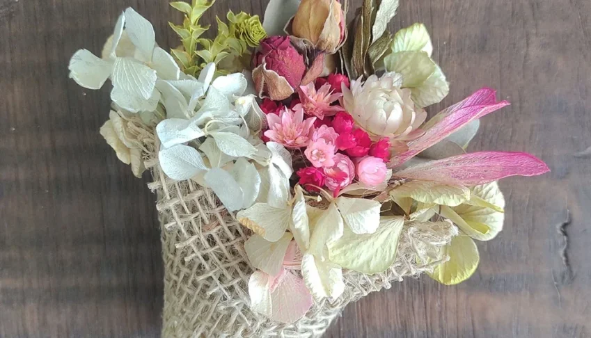 Cestinha de Juta com Flores Secas e Ímã de Geladeira