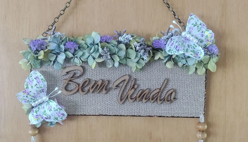 Placa Bem-vindo em MDF com Flores em Tons de Lilás