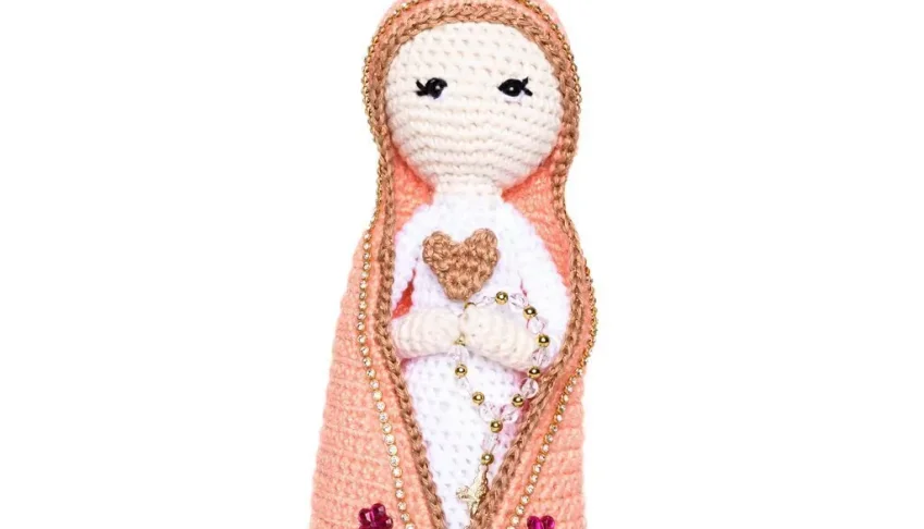 Nossa Senhora em Amigurumi com Manto Salmão