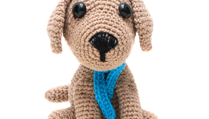 Cachorro Castanho com Manta Azul em Amigurumi
